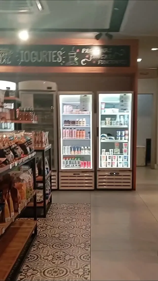 Geladeiras de iogurtes e bebidas no salão da loja