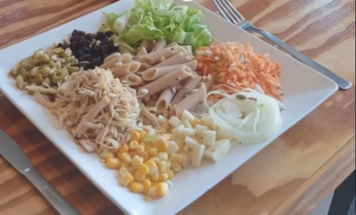 Salada da casa com frango desfiado, massa, cenoura, milho e folhas