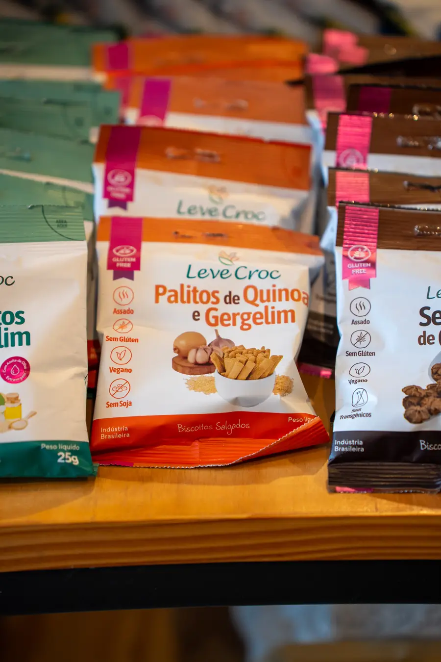 Prateleira de madeira com snacks sem glúten de várias marcas