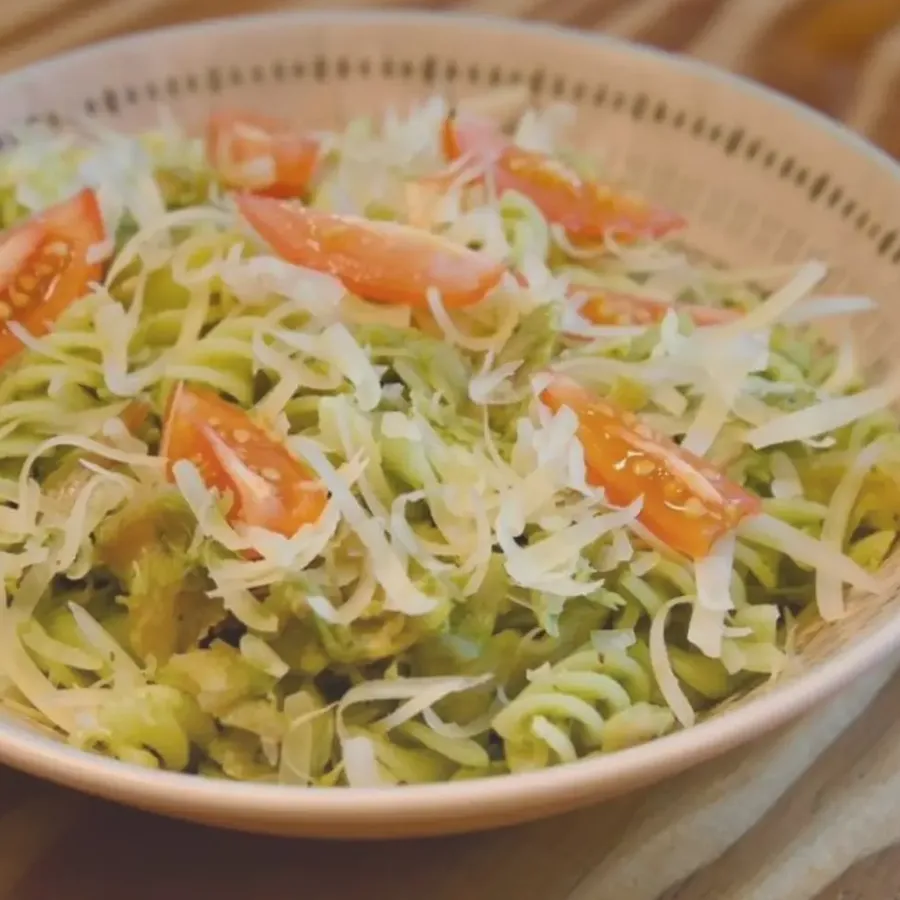 Massa sem glúten com pesto, frango desfiado, tomatinhos e parmesão de castanhas